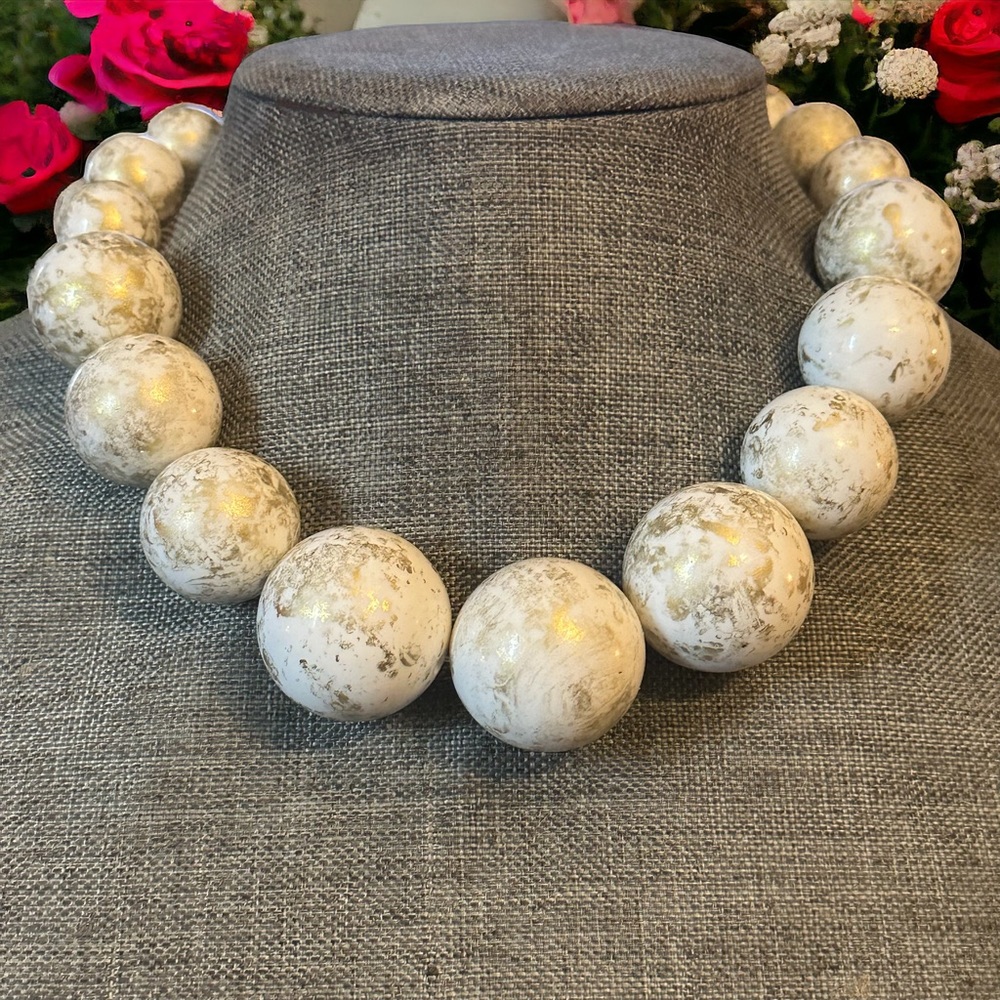 Ippo chunky metallic swirl bead necklace and earrings set
